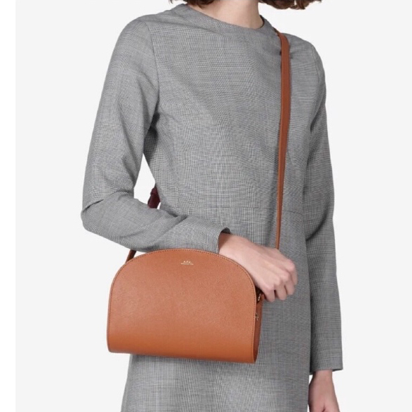 กระเป๋าสะพายหนังพิมพ์ลายโลโก้ APC