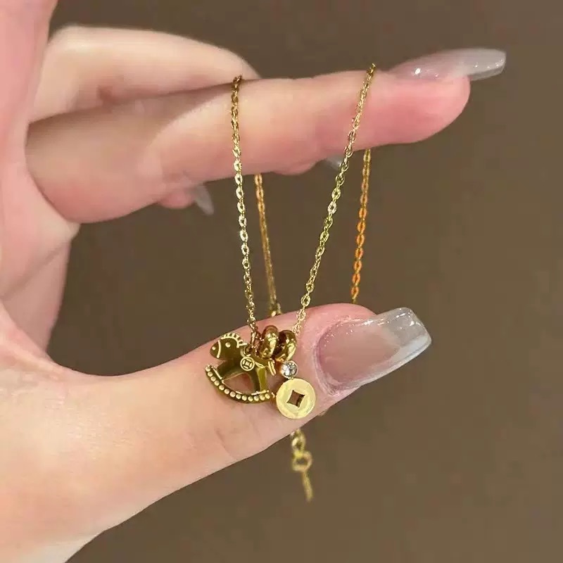 สร้อยข้อมือสไตล์จีน ออกแบบเป็นม้าโพนี่ประดับเพชรเรียงราย ทำจากเหล็กไทเทเนียมเคลือบสีทอง