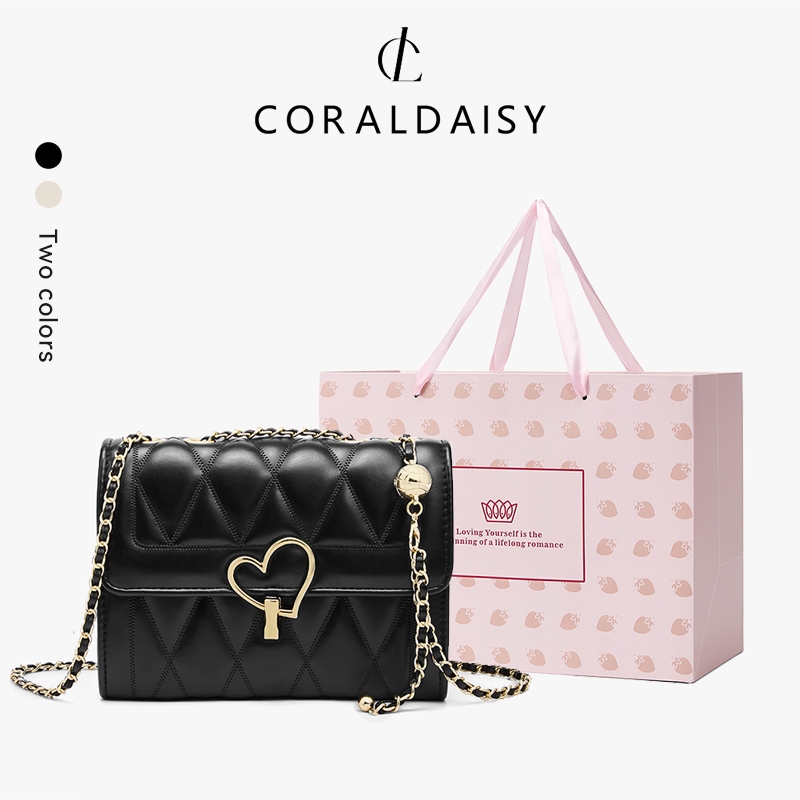 CORALDAISY กระเป๋าโซ่ใหม่ปี 2025 หัวเข็มขัดแบบหมุนได้รูปหัวใจ กระเป๋าสะพายข้าง กระเป๋ารักแร้ลายเพชร