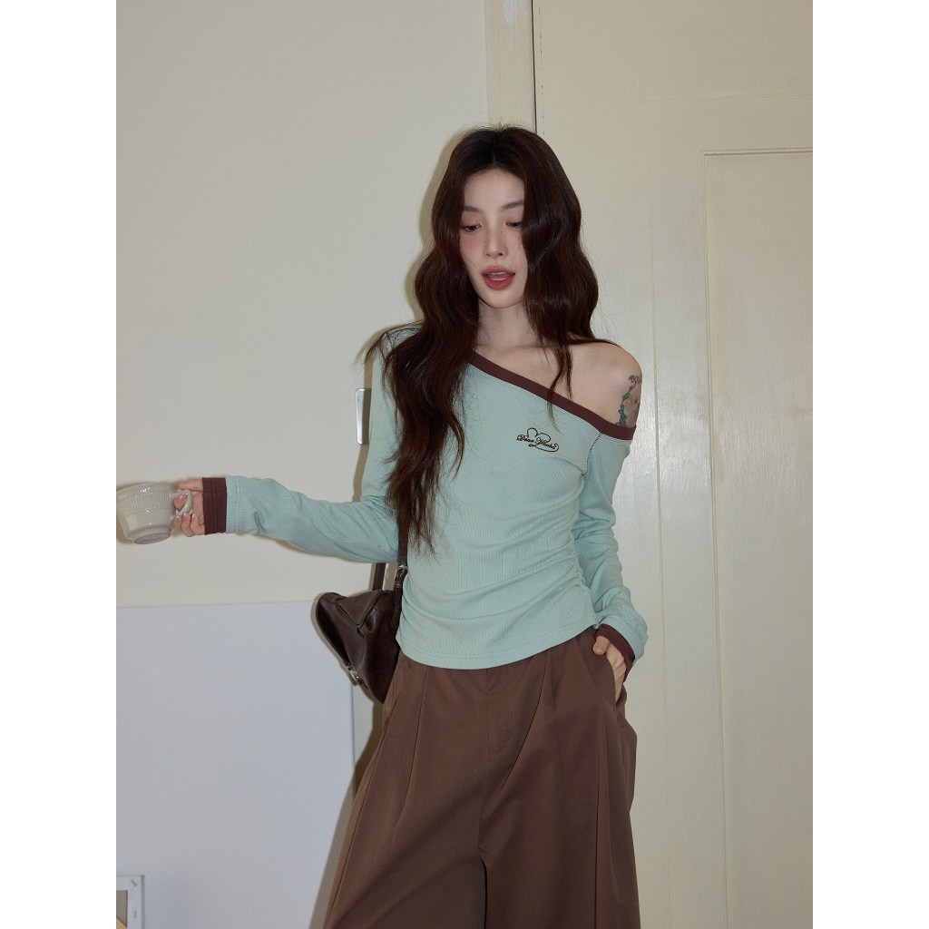 เสื้อยืดผู้หญิงสีเขียว ปิดไหล่ แขนยาวเฉียงSlim-Fit เอวกระชับ เหมาะสำหรับฤดูใบไม้ร่วง