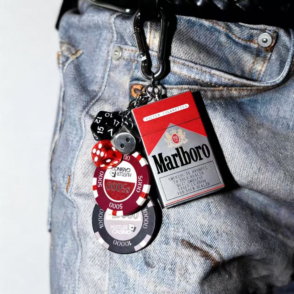 กุญแจรูปกล่องบุหรี่ Marlboro พร้อมชิปป๊อกเกอร์และลูกเต๋า สไตล์ Y2K สําหรับตกแต่งกระเป๋าและกางเกงยีนส