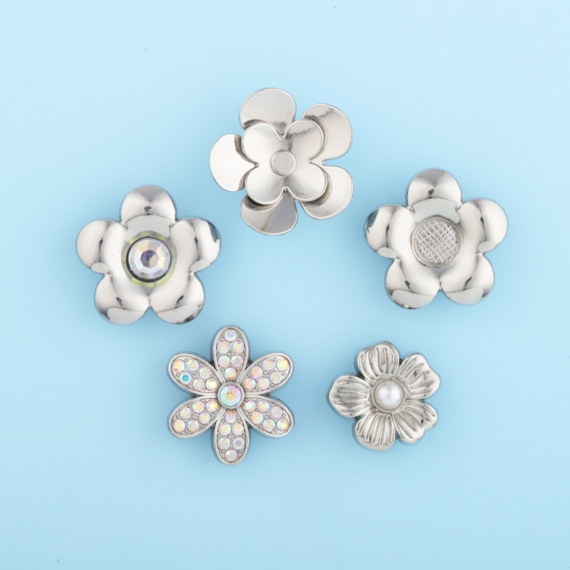 รองเท้าหลุมใหม่ Huazhibixing Accessories Wang Junkai Same Style Texture Silver Flower Series