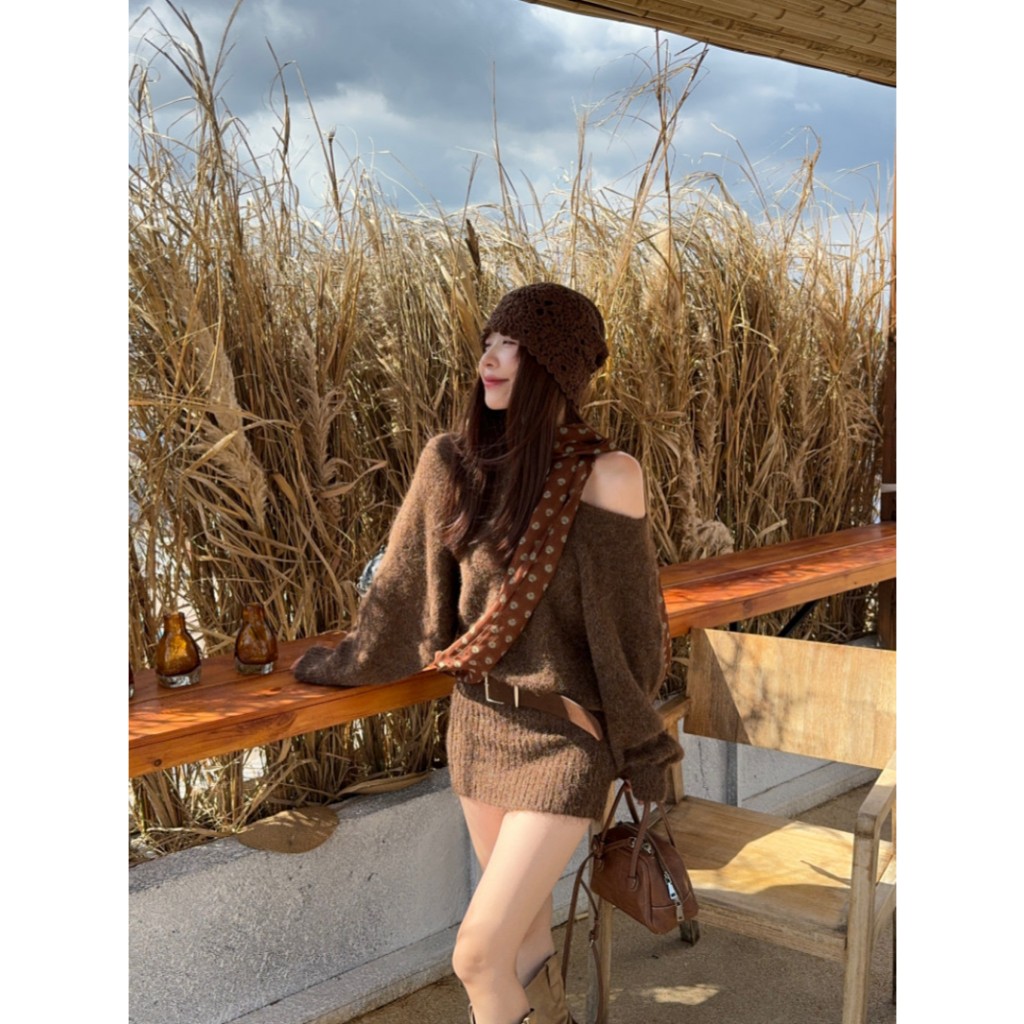 ชุดแขนยาวสีกาแฟไหล่เฉียง ออกแบบให้แคบเอว พอดีตัวสำหรับฤดูใบไม้ร่วง