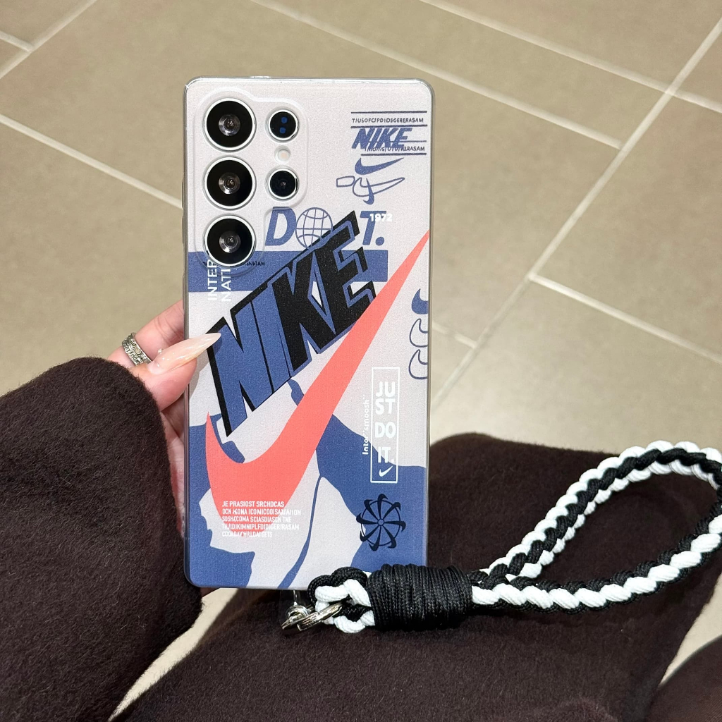 แฟชั่น แท็ก เชือกมือ เคส For Samsung Galaxy S26 Ultra S26 Plus S26 S25 FE S25 Ultra S25 Plus S25 S24FE S24 Ultra S24 Plus S24 S23FE S23 Ultra S22Ultra S21FE A57 A56 A55 A54 A34 A53 A26 A36 A17 A07 5G Case เคสโทรศัพท์ใหม่ TPU ป้องกันการตก เคสมือถือซัมซุง