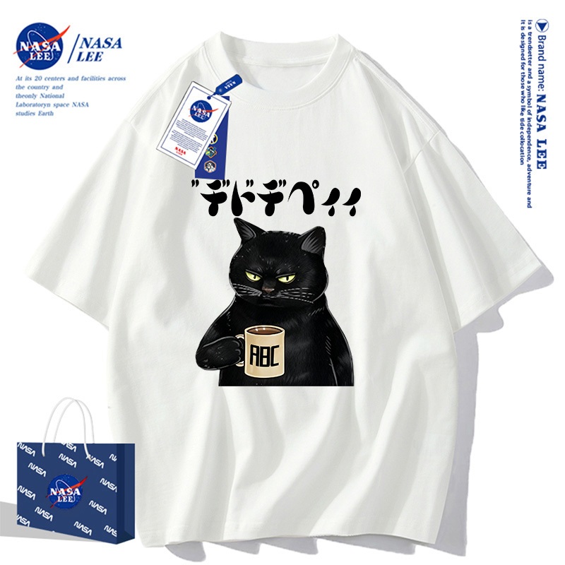 เสื้อยืด NASA LEE - แมวดำดื่มกาแฟลายการ์ตูนสนุกสนาน - คอลเลกชันฤดูร้อน 2026 (สไตล์ยูนิเซ็กซ์)