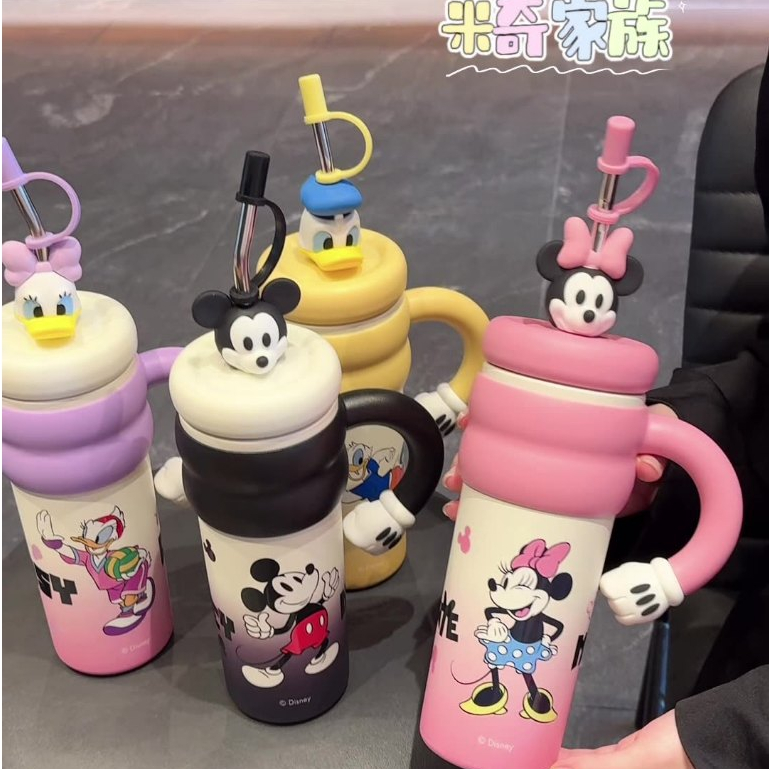 แก้วน้ำ Disney Mickey Minnie Donald Daisy 850ml สแตนเลสเกรดพรีเมียม เก็บเย็น 24ชม./ร้อน 12ชม. ไม่มี BPA กันรั่ว 100% มีหลอดดูดและด้ามจับ พกพาสะดวก ดีไซน์น่ารัก สำหรับเด็ก นักเรียน ผู้หญิง ใช้ในโรงเรียน สำนักงาน ฟิตเนส กิจกรรมกลางแจ้ง ของขวัญวันเกิด วันวาเ
