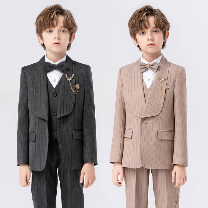 ชุดเด็กผู้ชาย ชุดเด็ก ชุด 4 ชิ้น เสื้อสูทลาย + กางเกงขายาว + ผูกโบว์ + เข็มกลัด สีดำ / สีเบจ สไตล์ที่ละเอียดอ่อนอย่างเป็นทางการ วันเกิด งานแต่งงาน พิธีกรบนเวที [จัดส่งจากประเทศไทย] 110-150cm