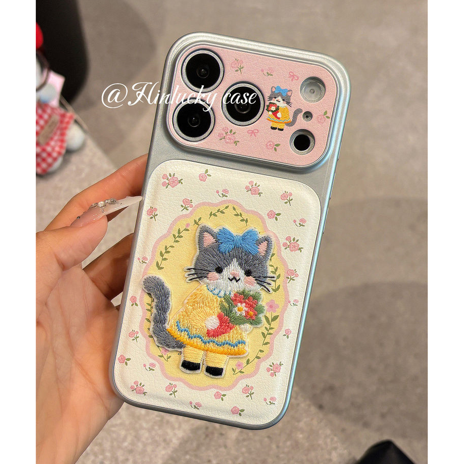 น่ารักการ์ตูนปักแมวดอกไม้สีชมพูหนังนุ่มกรณีโทรศัพท์สําหรับ ไอโฟน 17โปรแม็กซ์ 17มือโปร 12 13 14 15 16 มือโปร สูงสุด กันกระแทกป้องกันเต็มผู้หญิงปลอกโ