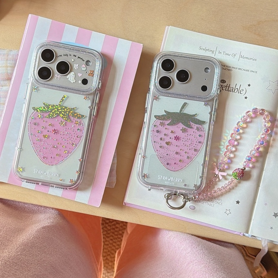 เคสไอโฟน เคส iPhone "สตรอว์เบอร์รี่ชมพูใส่กลิตเตอร์" เคส PC โปร่งใส พร้อมสายคล้องข้อมือเม็ดแก้วออโรร่า, เหมาะกับ iPhone 17Promax 17Pro 16Promax 16 16Pro 15promax 15Pro 14 13 14promax