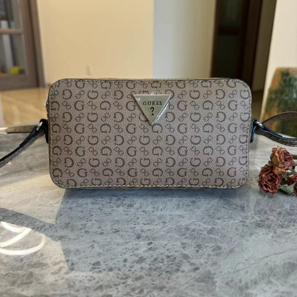 GUESS กระเป๋าสะพายข้างผู้หญิง 2211401