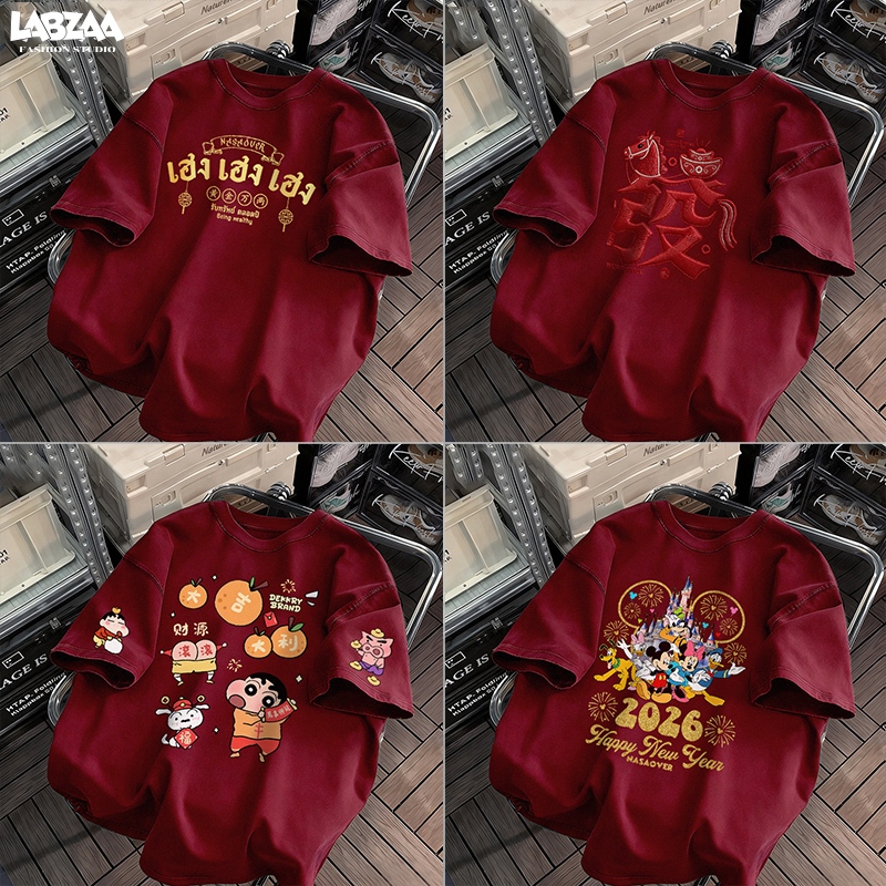 【จัดส่งจากกรุงเทพฯ】LABZAA ยอดนิยมสไตล์อเมริกัน🐎NEW YEAR เสื้อยืดทรงหลวม สะดวกสบาย ผ้าหนายับยากรีดง่าย ผ้าฝ้าย100% YG0