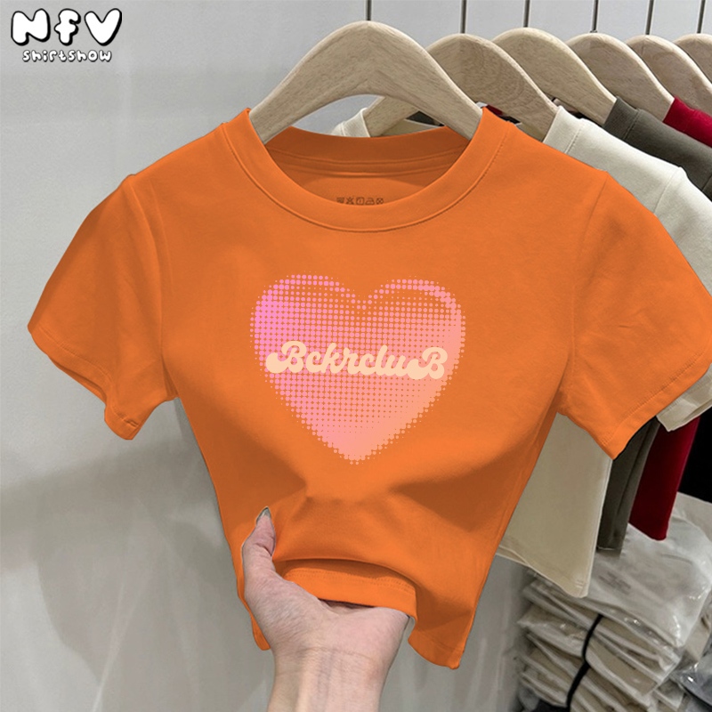 【จัดส่งตลอด 24 ชั่วโมง】NFV เสื้อยืดเอวลอยผู้หญิง✨baby tee คอกลม ลายหัวใจสีชมพู แฟชั่นเกาหลี YG2143
