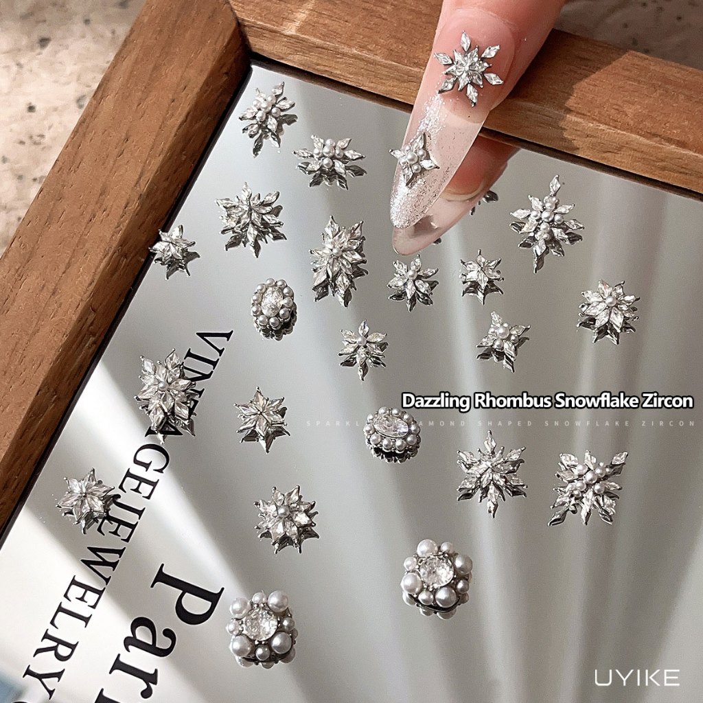 UYIKE Rhombus Snowflake Zircon Nail Art เครื่องประดับ, Pearl Alloy ฝังเพชรน้ําแข็งโปร่งใสประกายกดบนตกแต่งเล็บ
