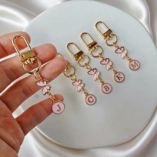 A-Z ชื่อพวงกุญแจตัวอักษรพวงกุญแจผู้ถือโลหะผู้หญิงกระเป๋า Charms อุปกรณ์เสริมหรูหราส่วนบุคคลของขวัญเครื่องประดับ