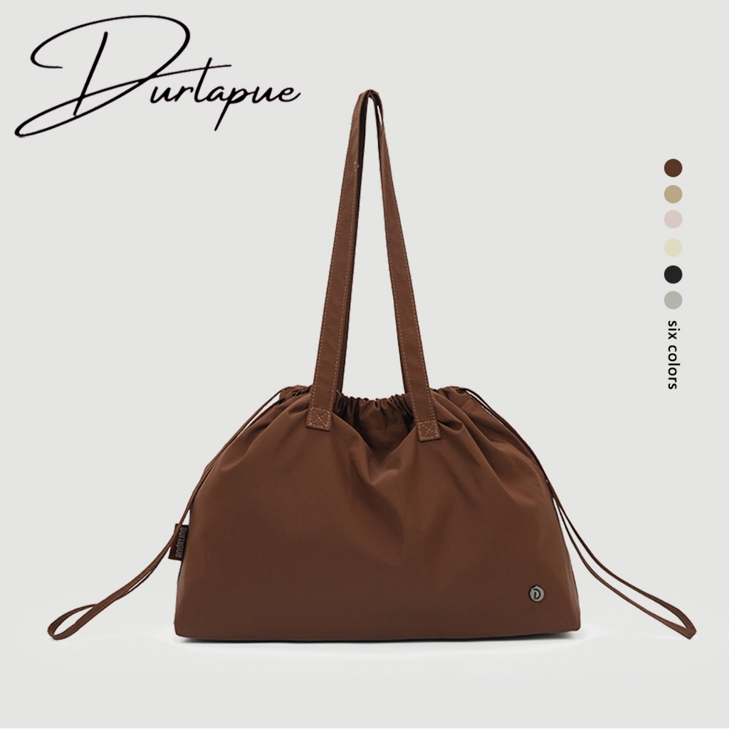 （New product）DURLAPUE กระเป๋าถือสะพายไหล่แบบมีเชือกรูดกันน้ำ สีน้ำตาลคาราเมล ดีไซน์น้ำหนักเบา มีเชือกรูดจุของใช้ประจำวันและแล็ปท็อปขนาด 16 นิ้วได้ เหมาะสำหรับการเดินทางไปทำงานหรือเรียนในชีวิตประจำวัน