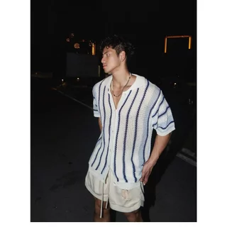 Houch พร้อมส่ง COD ผู้ชาย เสื้อถักแขนสั้นทรงหลวมลายทางอเมริกันพร้อมดีไซน์มินิมอลแบบตัดออก