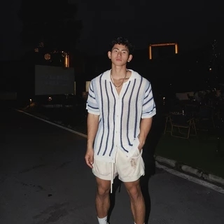 Houch พร้อมส่ง COD ผู้ชาย เสื้อถักแขนสั้นทรงหลวมลายทางอเมริกันพร้อมดีไซน์มินิมอลแบบตัดออก