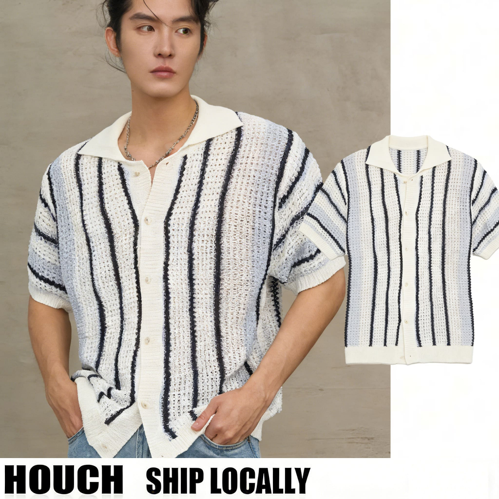 Houch พร้อมส่ง COD ผู้ชาย เสื้อถักแขนสั้นทรงหลวมลายทางอเมริกันพร้อมดีไซน์มินิมอลแบบตัดออก