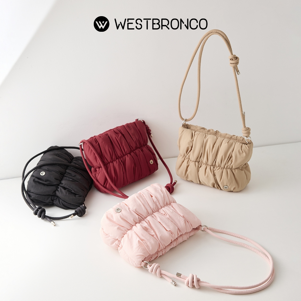 WESTBRONCO รุ่นพีโอนี่ ( paeony ) – ดีไซน์พัฟน้ำหนักเบา สามารถสะพายไหล่หรือสะพายข้างก็ได้ มีช่องด้านในหลายช่อง จัดเก็บของเป็นระเบียบ พร้อมสายปรับความยาวได้ เหมาะสำหรับใช้ในชีวิตประจำวัน หรือไปคาเฟ่ชิวๆ
