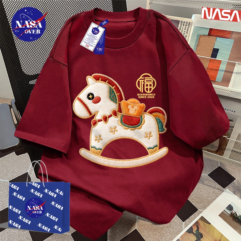 【จัดส่งจากกรุงเทพฯ】🔥NASA เสื้อ แขนสั้น ฤดูร้อน oversized ยูนิเซ็กส์ คอกลม ปีใหม่🎉ลายม้าไม้ ปีใหม่🎉ใส่เข้ากับทุกชุด YG4765