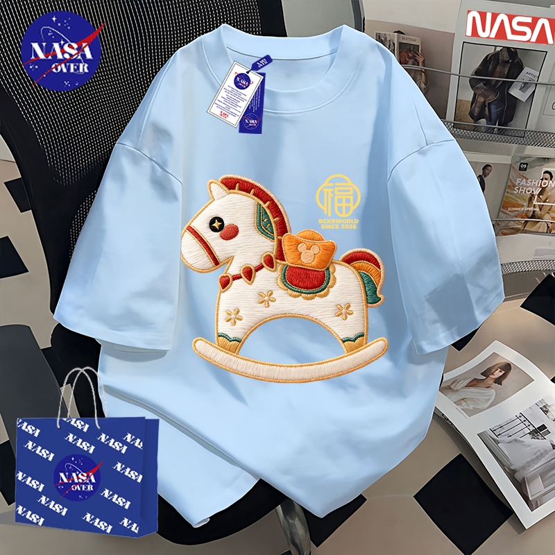 【จัดส่งจากกรุงเทพฯ】🔥NASA เสื้อ แขนสั้น ฤดูร้อน oversized ยูนิเซ็กส์ คอกลม ปีใหม่🎉ลายม้าไม้ ปีใหม่🎉ใส่เข้ากับทุกชุด YG4765 - รูปที่ 5