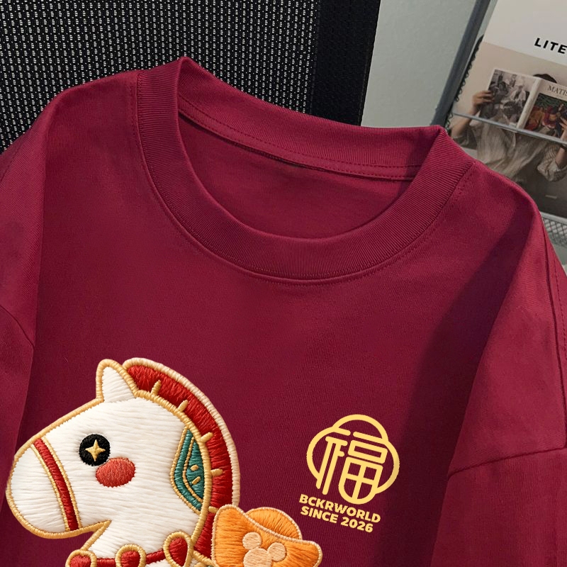 【จัดส่งจากกรุงเทพฯ】🔥NASA เสื้อ แขนสั้น ฤดูร้อน oversized ยูนิเซ็กส์ คอกลม ปีใหม่🎉ลายม้าไม้ ปีใหม่🎉ใส่เข้ากับทุกชุด YG4765 - รูปที่ 2