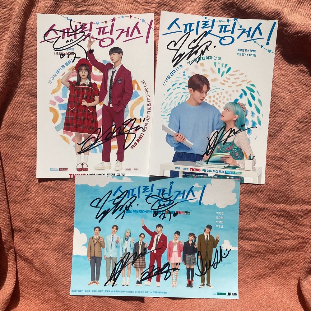 มือลงนาม Spirit Fingers นักแสดง Park Ji-Hu และ Cho Junyoung และ Choi Bo Min ลายเซ็นลายเซ็นภาพถ่าย K-