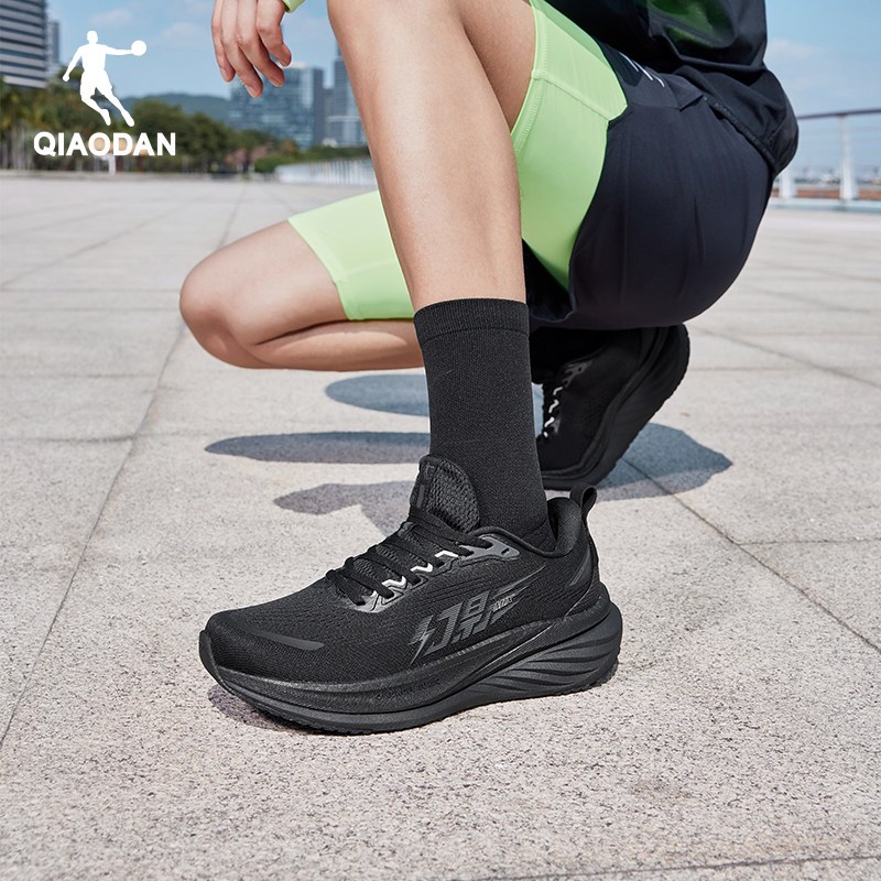 Qiaodan WIDE MIX รองเท้าวิ่งผู้ชายกันกระแทกมืออาชีพระบายอากาศน้ําหนักเบา QXB023261220ร