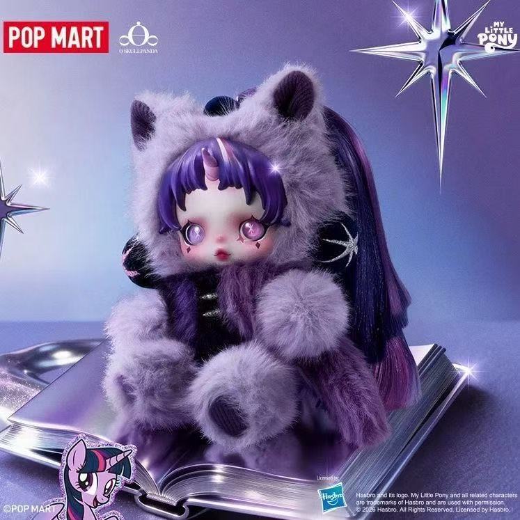 ของแท้POP MART  SKULLPANDA x My Little Pony Series ตุ๊กตาจี้พวงกุญแจ Sunset Shimmer Applejack