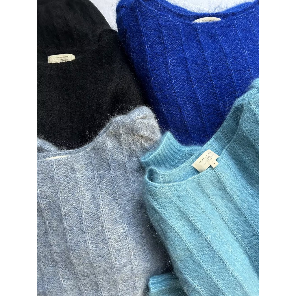 เหาเตอร์ขนาด S ลายเส้นตั้ง มีดีไซน์แขนระฆัง ทำจากMohair ในสไตล์French Sezane