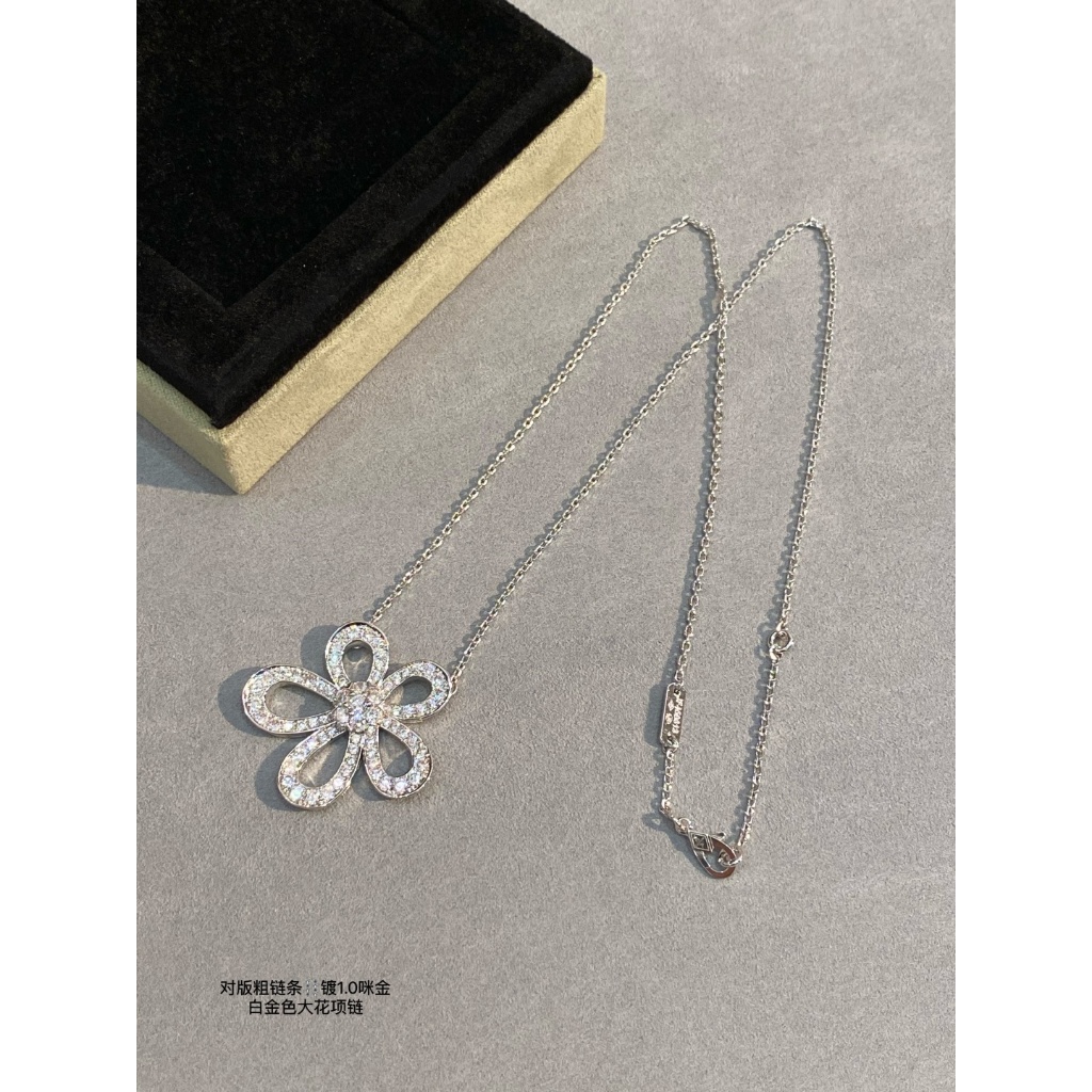 VCA 18K สร้อยคอมรกต ทองขาวลูกไม้ดอกไม้ใหญ่ AU750