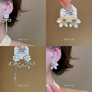 ต่างหูพู่มุกดอกไม้สีขาวยอดนิยม สไตล์หรูหราหวานในโทนทอง เหมาะ…