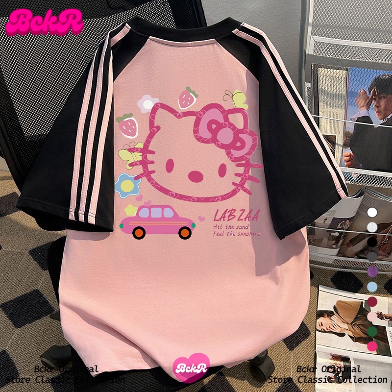 【จัดส่งตลอด 24 ชั่วโมง】🔥BCKR ลายสามแถบ ดีไซน์ตัดสี ลายแมวน้อย เสื้อผญ เสื้🐱oversize คอกลม เสื้อYG880