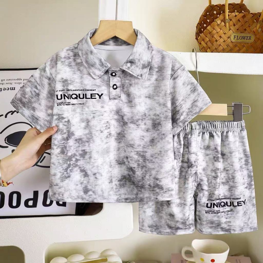 เสื้อโปโลเด็กชายสไตล์เกาหลีใหม่ แขนสั้นและกางเกงขาสั้น เสื้อผ้าเด็กขายส่งสำหรับหน้าร้อน