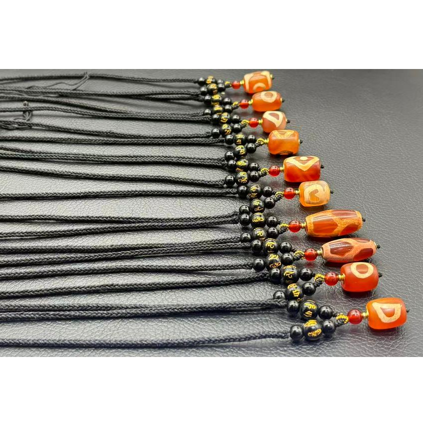 สร้อยคอ Totem Dzi หลายตัว