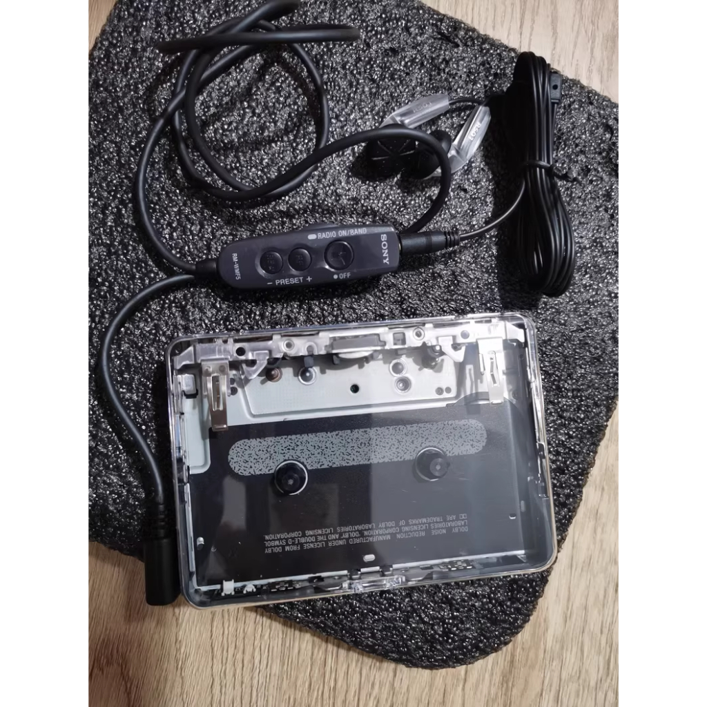 Sony WM-FX675 Cassette Walkman รุ่นโปร่งใสเต็ม บริการพร้อมหูฟังระยะไกล Cassette Walkman; เครื่องเล่น
