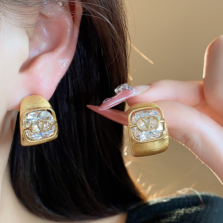 ต่างหูสตั๊ด Square Zircon Logo V-Shaped โทนทอง เพื่อความหรูหราและสไตล์แฟชั่น สวมใส่วันdaily wear