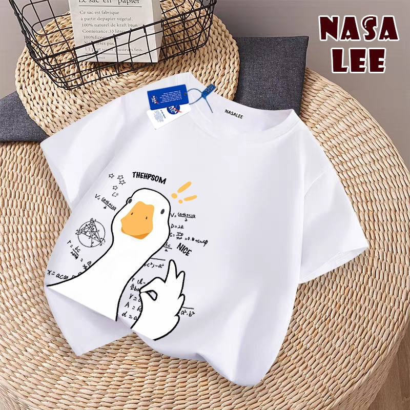 【สินค้าพร้อมส่ง】 NASA x เสื้อยืดแขนสั้นสไตล์อเมริกันเท่ๆ ผ้าฝ้าย 100% สำหรับเด็กผู้ชายและเด็กผู้หญิง ลายพิมพ์เป็ดฉลาดต้นแบบ เสื้อผ้าแขนสั้น