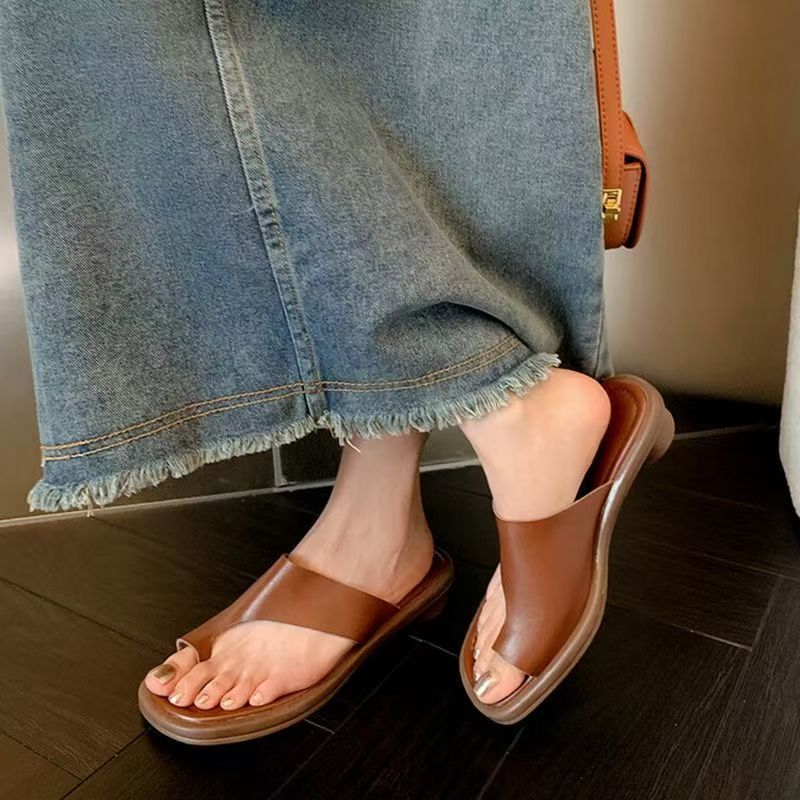 Yueyuejia 2408 ใหม่มาถึง Niche แฟชั่นที่ไม่ซ้ํากัน Flip-Flops ต้นฤดูใบไม้ผลิ 2023 สไตล์ใหม่แบนสวมใส่ด้านนอก Casual All-Match ขี้เกียจรองเท้าแตะผู้หญิง