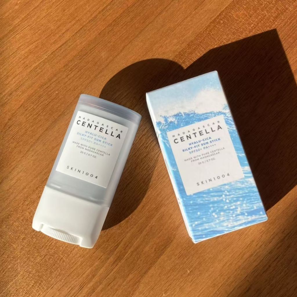 SKIN1004 จัดส่งรวดเร็วSKIN1004 Madagascar Centella Hyalu-Cica Silky-Fit Sun Stick Sunscreen SPF50+ P