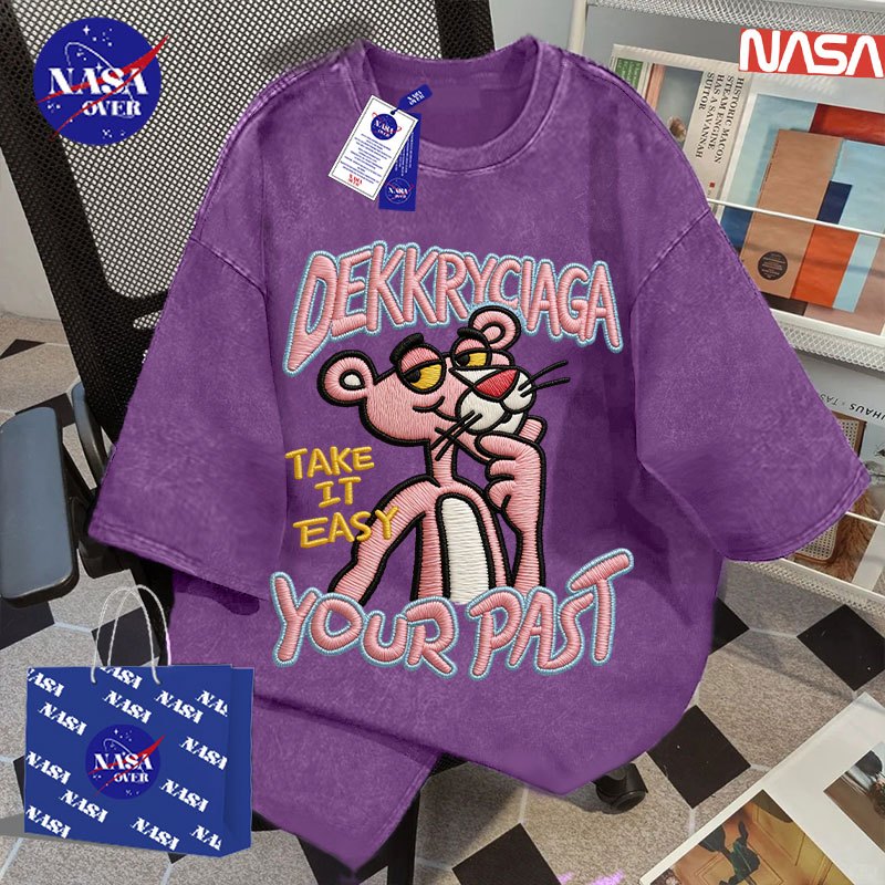 【จัดส่งจากกรุงเทพฯ】🔥NASA เสื้อยืดแขนสั้นสีม่วงฟอก oversize ผ้าฝ้าย ลายการ์ตูนเสือดาวสีชมพู🐆 สไตล์เรียบง่าย ยูนิเซ็กส์ YG4497