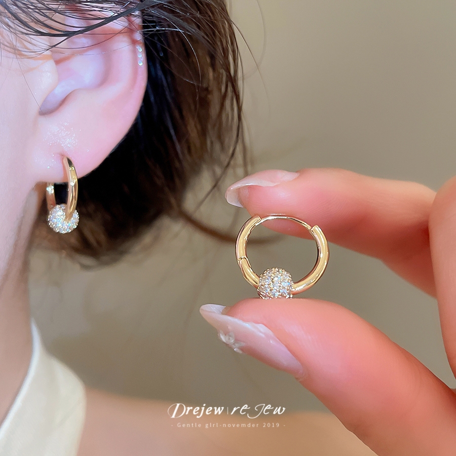DREJEW Sparkling Ball Huggie Hoop ต่างหูสําหรับผู้หญิง Gold Plated Zirconia ฝังต่างหูแฟชั่นที่ละเอียดอ่อน