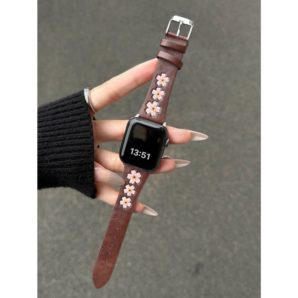 ดอกไม้หนัง สําหรับ Apple Watch สายบาง Series 11/10/9/8/7/6/5/4/3/2/1 SE ขนาด 38/40/41/42/44/45/46/49 มม. ผู้หญิง