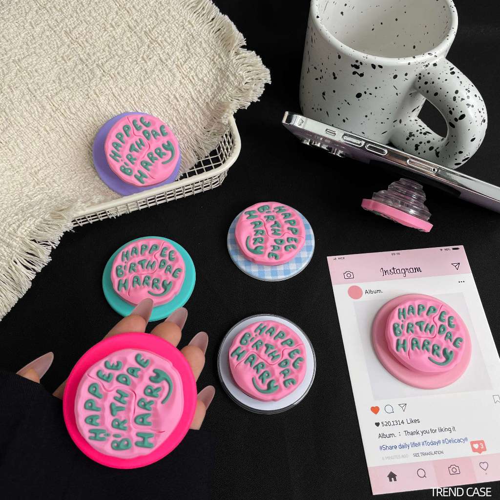 INS น่ารักตัวอักษรภาษาอังกฤษสีชมพูผู้ถือแม่เหล็ก Grip Tok ขาตั้งโทรศัพท์สําหรับ IPhone 17 สําหรับ Pad Smart Tok Bracket