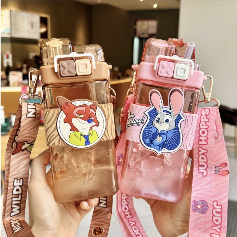 ถ้วยน้ําพลาสติกเมืองสัตว์บ้า 520 มล. ปลอดภัยไม่มี บีพีเอ พร้อมฟาง + สายรัดขวดดื่มคู่เด็ก/นักเรียนโรงเรียนสากล/ออกแบบพกพาป้องกันการรั่ว