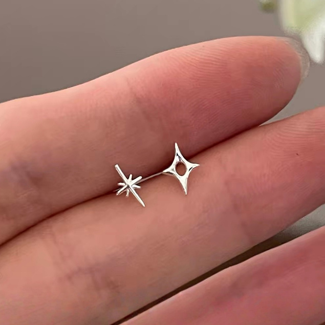 Sterling Silver Four-Pointed Star Earrings ต่างหูเงินสเตอร์ลิงแบบดาวสี่เหลี่ยมสำหรับการเจียระไน