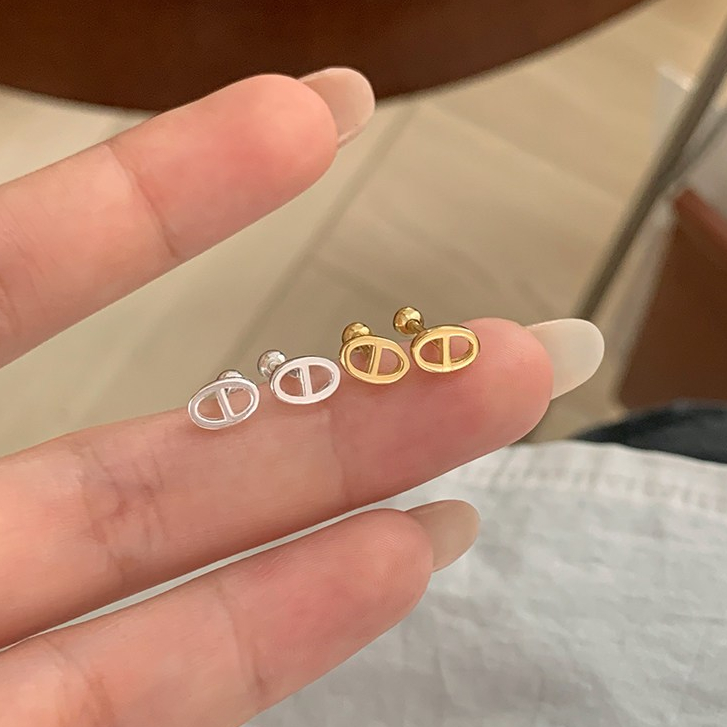 ต่างหูสเตอร์ลิ่งดีไซน์คล้องจมูกลงตัว สำหรับผู้หญิง สวมใส่ง่ายและเหมาะสมกับการแต่งกายแบบเจาะหู