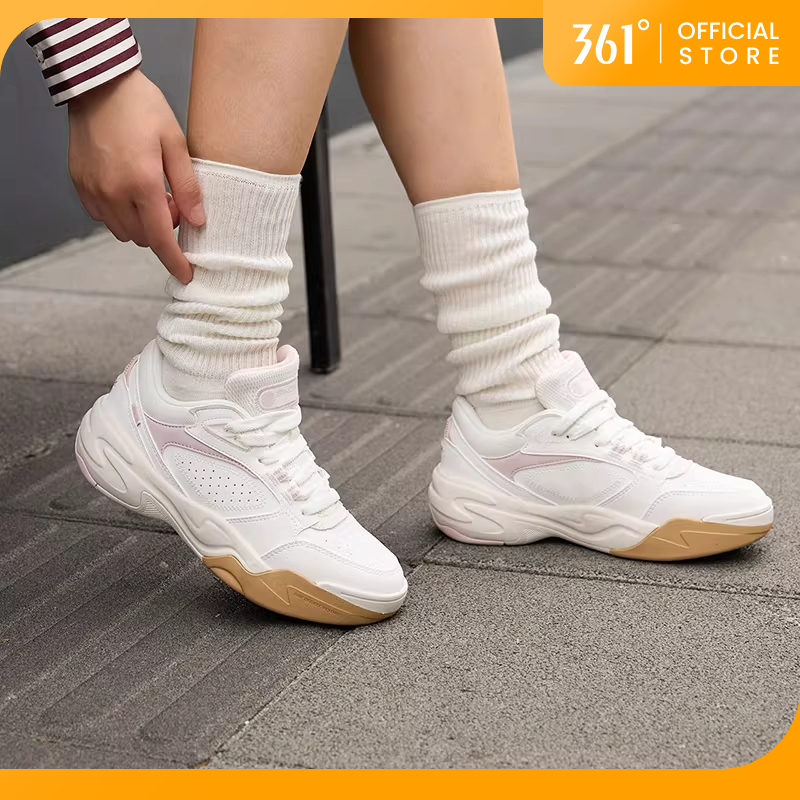 361 Degrees Sailing ผู้หญิงฤดูใบไม้ผลิสไตล์ใหม่ Grip สวมใส่รองเท้าเทนนิสสีขาวกันน้ํารองเท้าลําลอง 682616766