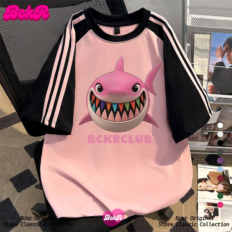 【จัดส่งตลอด 24 ชั่วโมง】 BCKR ลายสามแถบ ตัดสี ลายฉลาม คอกลม เสื้อ oversize เสื้อผญ เสื่อยืดYG519