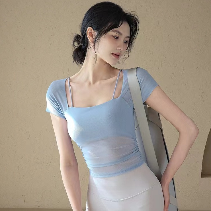 เสื้อยืดโยคะผู้หญิงระดับไฮเอนด์และสง่างามพร้อมแผ่นรองหน้าอกในตัว